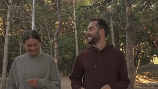 Jovens Felizes Casal Bonito Conversando Divertindo Enquanto Caminham Juntos Parque — Vídeo de Stock