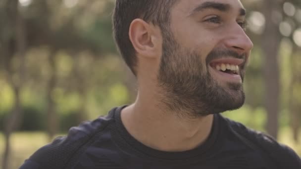 Nahaufnahme Des Fröhlichen Gutaussehenden Sportlers Der Sich Park Freien Umsieht — Stockvideo