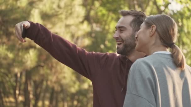 Vista Lateral Feliz Jovem Casal Bonito Fazendo Selfie Smartphone Parque — Vídeo de Stock