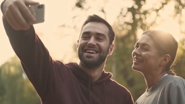 Весела Молода Красива Пара Робить Селфі Смартфоні Парку Відкритому Повітрі — стокове відео