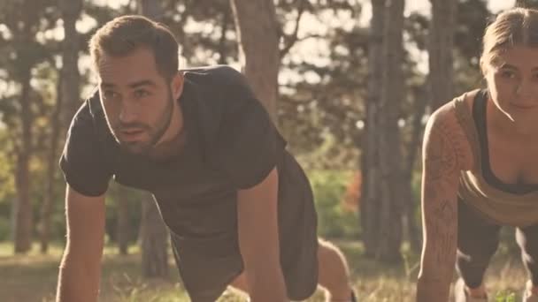 Nahaufnahme Von Konzentrierten Jungen Hübschen Pärchen Bei Gemeinsamen Plankübungen Park — Stockvideo