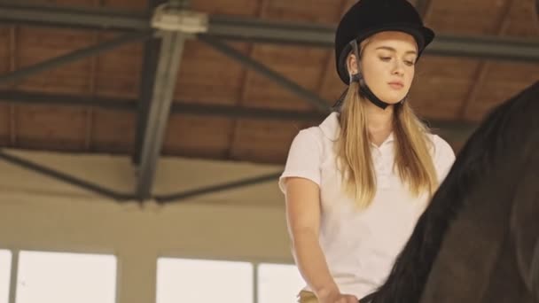Belle Jeune Fille Blonde Est Assise Dans Cheval Regardant Vers — Video