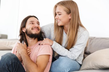 Kanepede kucaklaşan genç çift..