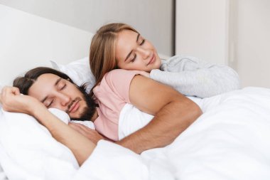 Güzel genç çift yatakta döşeme