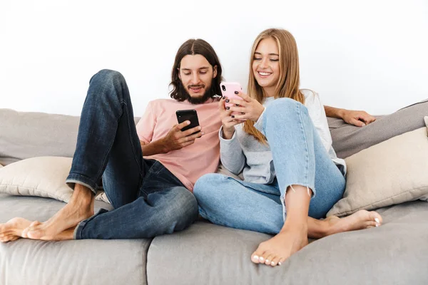 Щаслива прекрасна пара розслабляється на дивані вдома — стокове фото