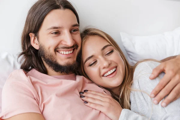 Gyönyörű fiatal pár szóló ágyban — Stock Fotó