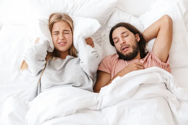 Schönes junges Paar liegt im Bett — Stockfoto