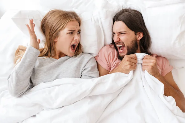 Bonito jovem casal deitado na cama — Fotografia de Stock