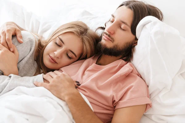 Mooie jong koppel tot in bed — Stockfoto