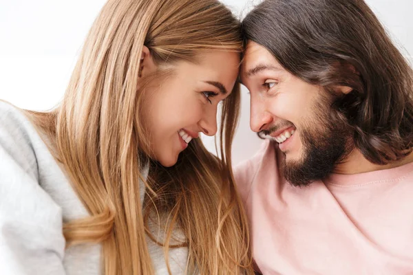 Nahaufnahme eines lieblich lächelnden Paares, das sich umarmt — Stockfoto
