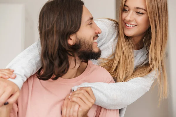 Nahaufnahme eines lieblich lächelnden Paares, das sich umarmt — Stockfoto
