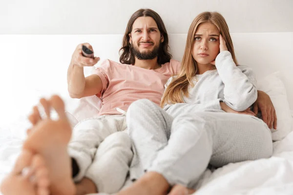 Schönes junges Paar liegt im Bett — Stockfoto