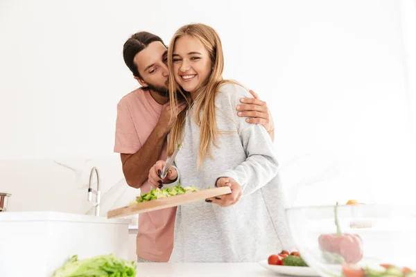 Весела позитивна молода закохана пара готує разом . — стокове фото