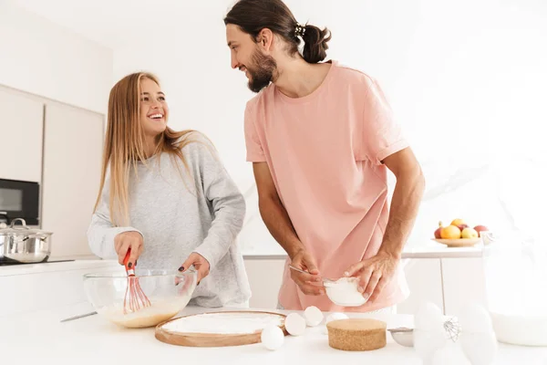 Молода любляча пара на кухні вдома — стокове фото