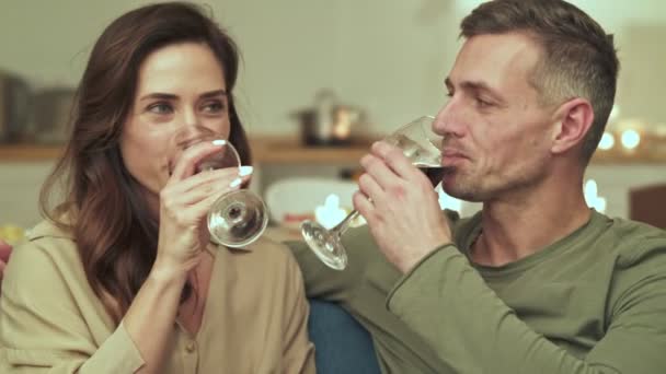 Casal Alegre Beber Vinho Ambiente Romântico Acariciar Uns Aos Outros — Vídeo de Stock