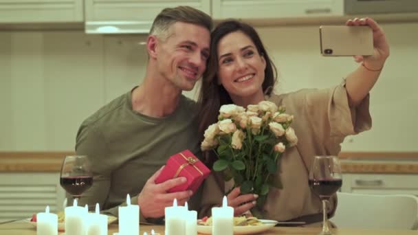 Pareja Adulta Tomando Selfie Con Flores Regalo Ambiente Romántico Casa — Vídeos de Stock