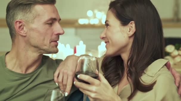 Älskade Par Dricker Vin Och Kommunicerar Sött Hemma Årsdag — Stockvideo