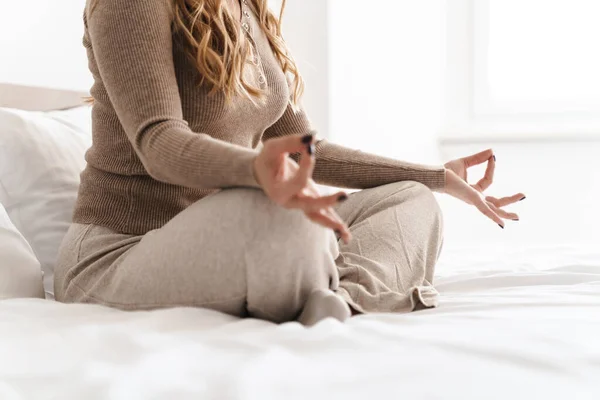 Abgeschnittenes Foto einer jungen Frau, die meditiert und die Finger zusammenhält — Stockfoto