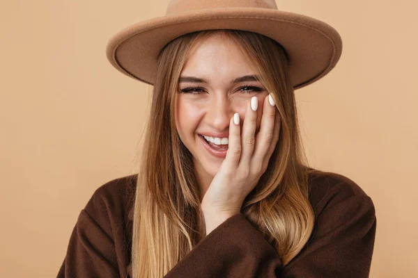 Obrázek mladé kavkazské dívky v klobouku a kabátu smějící se c — Stock fotografie
