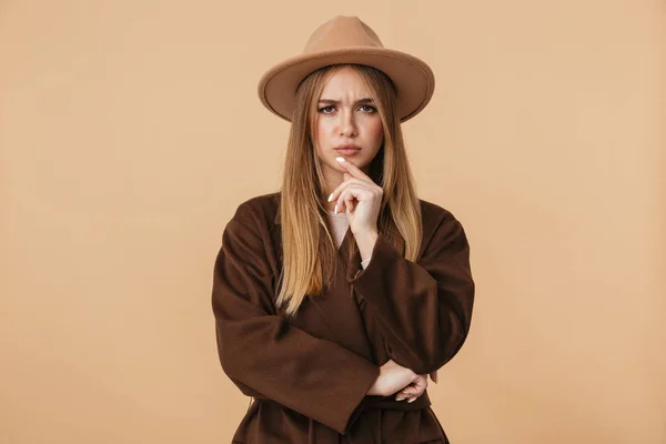 Immagine di giovane ragazza caucasica che indossa il cappello pensando con cova — Foto Stock