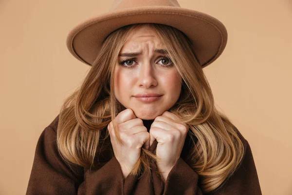 Imagen de una joven con sombrero y abrigo temblando y sintiendo c —  Fotos de Stock