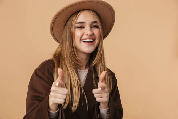 Imagem de menina usando chapéu sorrindo e gesticulando legal você — Fotografia de Stock