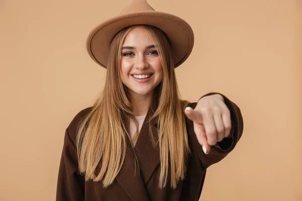 Obraz młodej dziewczyny noszącej kapelusz uśmiechnięty i wskazujący palcem na c — Zdjęcie stockowe
