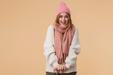 Kışlık şapkalı ve eşarplı genç bir kızın görüntüsü geldi.