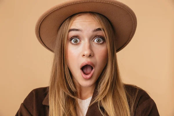 Kép meglepett lány visel kalap kifejező csoda nyitott — Stock Fotó