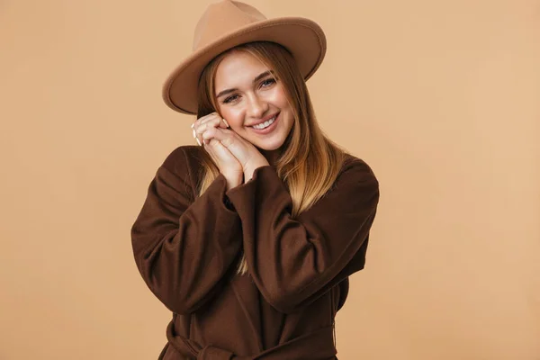 Image de jeune fille attrayante portant chapeau et manteau souriant à c — Photo