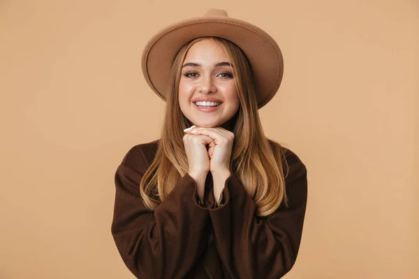 Imagem de jovem atraente menina vestindo chapéu e casaco sorrindo para c — Fotografia de Stock