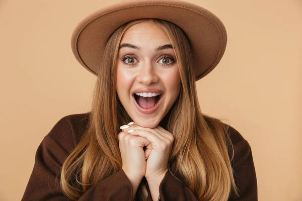 Bild av ung optimistisk flicka klädd i hatt och rock skrattar åt — Stockfoto