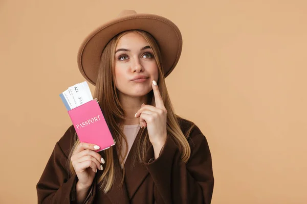 Immagine di ragazza ottimista con il cappello in possesso di passaporto e di viaggio — Foto Stock