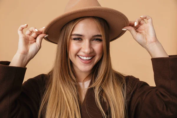 Imagem da jovem menina feliz vestindo casaco sorrindo e tocando-a — Fotografia de Stock