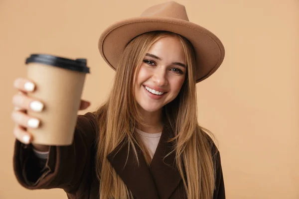 Imagem da jovem menina feliz sorrindo e segurando xícara de papel de café — Fotografia de Stock