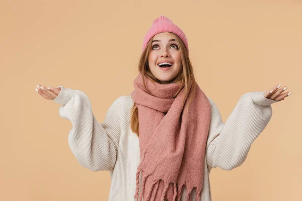 Afbeelding van meisje met winterhoed naar boven kijkend met armen wijd o — Stockfoto