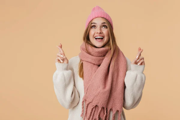 Afbeelding van meisje met hoed en sjaal glimlachend en vingers houden — Stockfoto