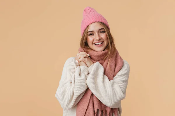 Afbeelding van meisje in hoed en sjaal glimlachen en drukken haar handen op — Stockfoto