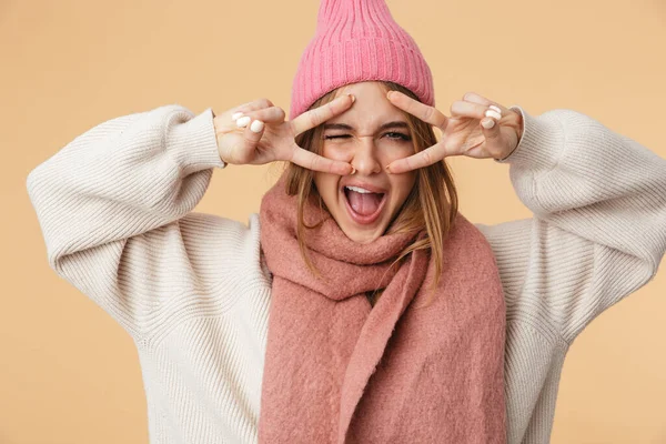 Imagem da menina no chapéu de inverno sorrindo e mostrando a paz fing — Fotografia de Stock