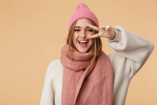 Imagem da menina no chapéu de inverno sorrindo e mostrando a paz fing — Fotografia de Stock