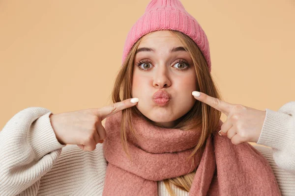 Imagen de niña en sombrero de invierno conteniendo la respiración y mirando ca —  Fotos de Stock