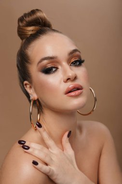 Güzel, genç ve üstsüz bir kadının yakın portresi.