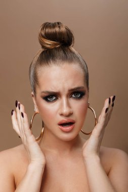 Güzel, genç ve üstsüz bir kadının yakın portresi.