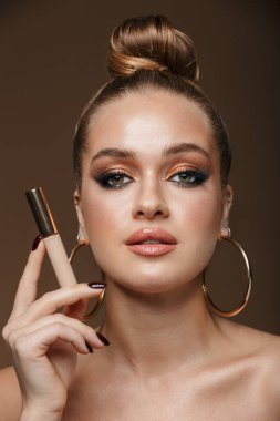 Güzel, genç ve üstsüz bir kadının yakın portresi.