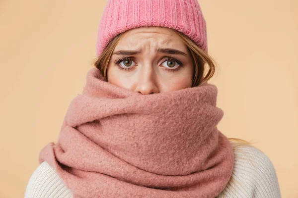 Bild eines Mädchens mit Wintermütze und Schal, das die Stirn runzelt und aufsteht — Stockfoto