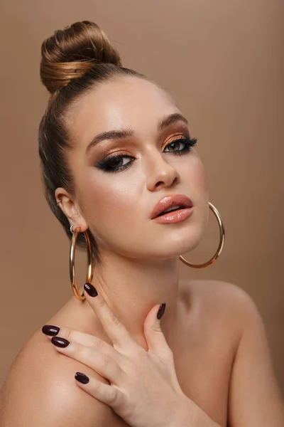 Close up portrait of a beautiful young topless woman — Stock Photo, Image