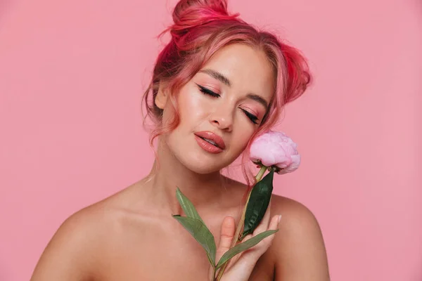 Retrato de linda mulher jovem sem camisa segurando flor de peônia — Fotografia de Stock