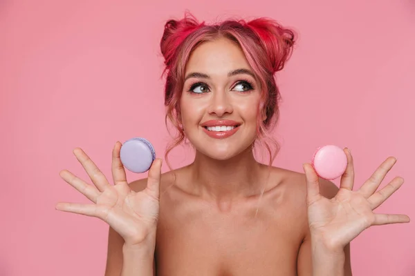 Portrait of beautiful shirtless young woman holding macaron cook — Stock Photo, Image