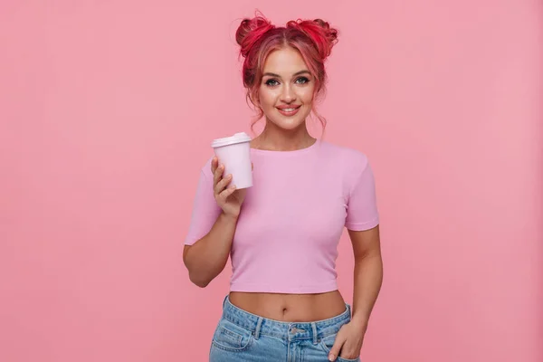 Porträt einer glücklichen Frau, die lächelt und eine Kaffeetasse zum Mitnehmen hält — Stockfoto