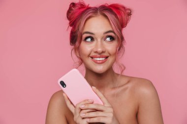 Beyaz tişörtsüz, elinde akıllı telefon tutan genç bir kadının portresi.